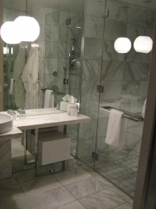 Palms Place bathroom